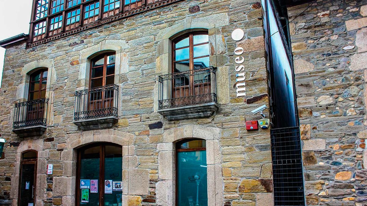 Fachada del Marca en Cacabelos.| TURISMODELBIERZO Fachada del Marca en Cacabelos.| TURISMODELBIERZO