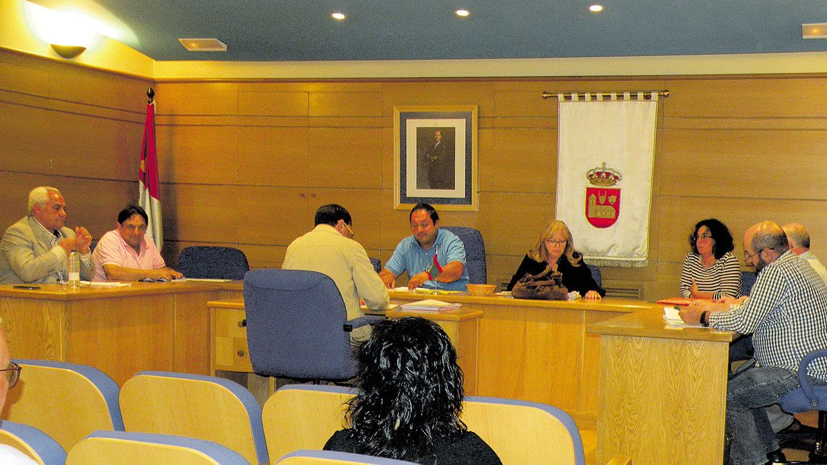 Un momento del pleno celebrado este lunes por la mañana en el Ayuntamiento de Villamanín. | E. NIÑO