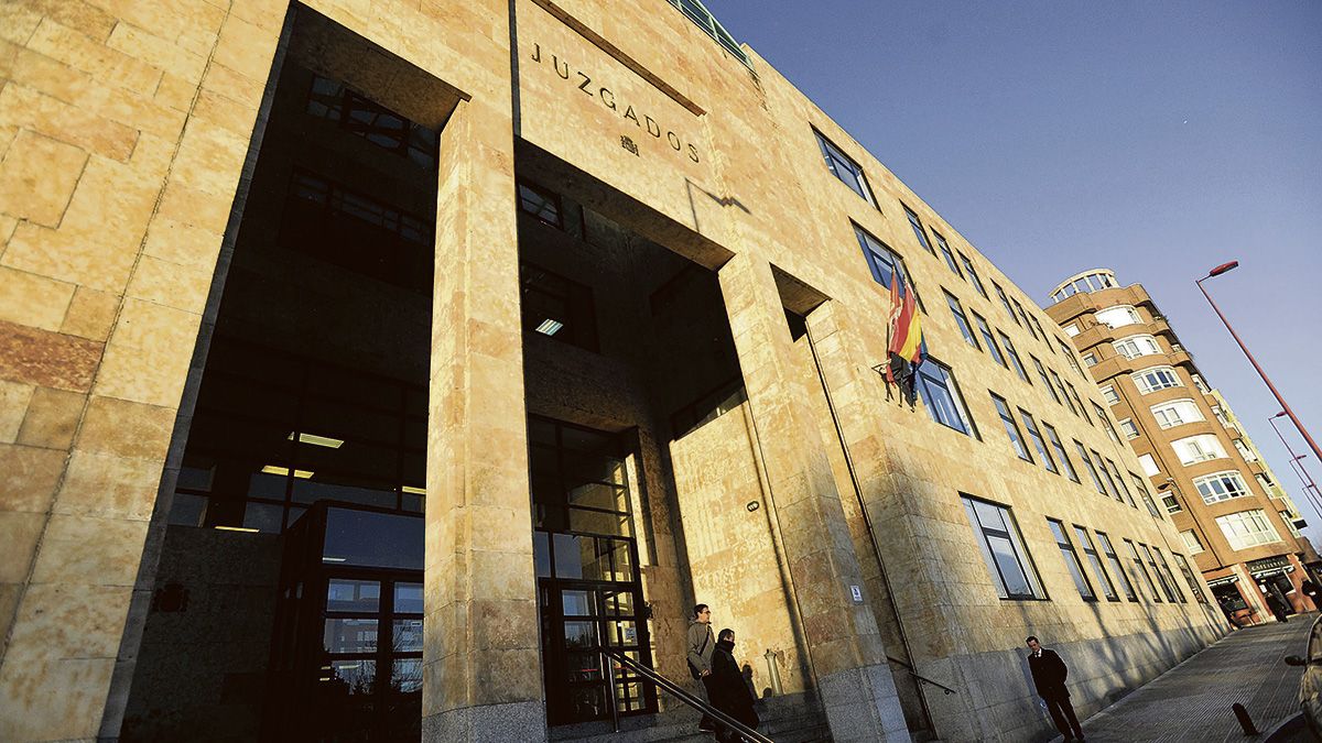Imagen exterior de la sede de los Juzgados de León. | DANIEL MARTÍN