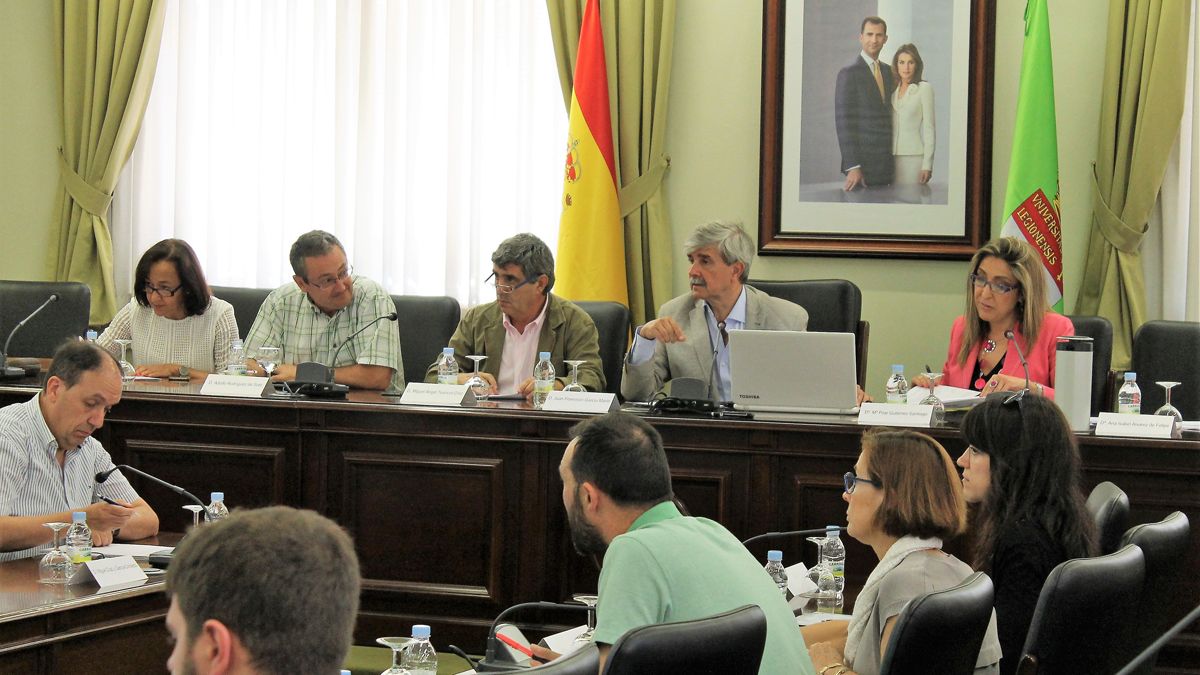 El rector y la secretaria general, ayer en el Consejo de Gobierno de la ULE.