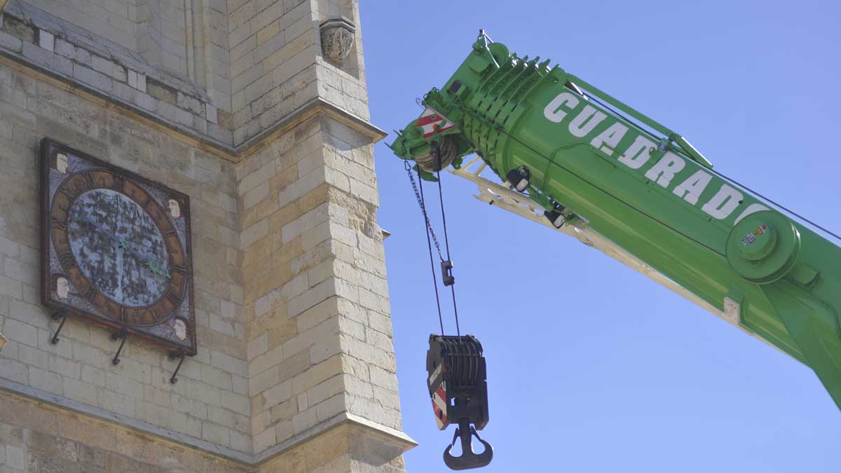 La grúa para revisar la Torre ha estado trabajando en las últimas semanas. | DANIEL MARTÍN