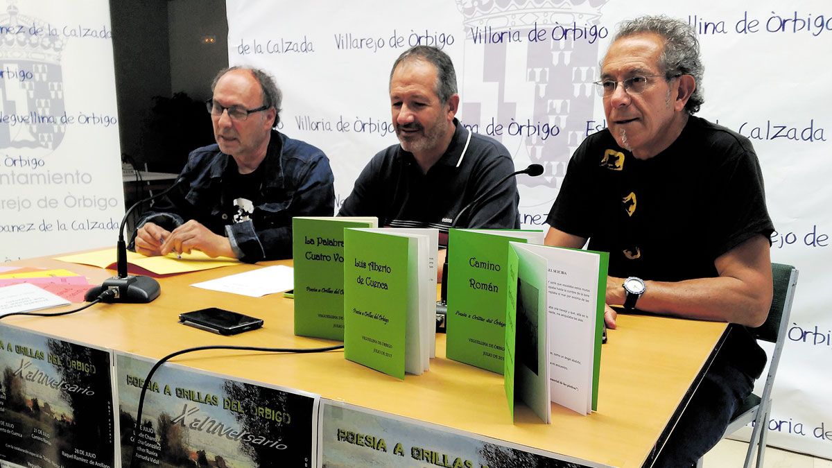 El concejal de Cultura (i), el alcalde de Villarejo y el conductor del certamen. | P. FERRERO