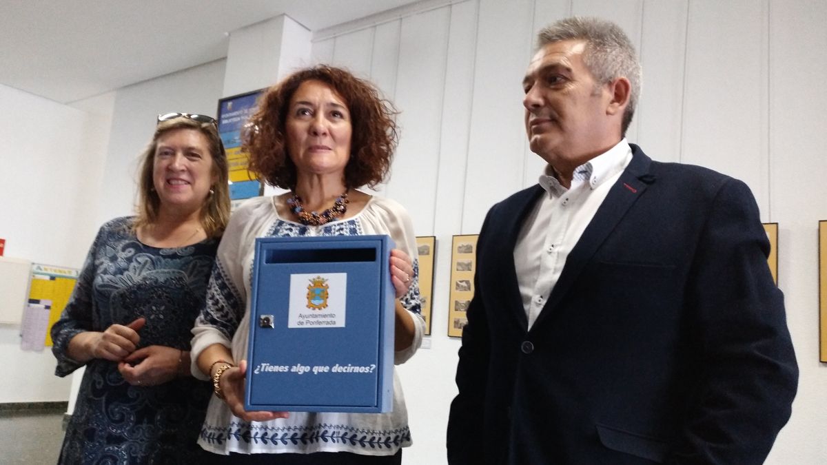 La regidora presentando los nuevos buzones de sugerencias. | M.I.