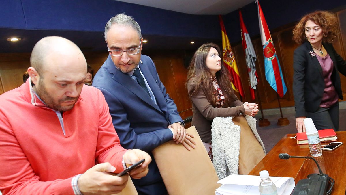 Aunque el PSOE dice que no ha sido llamado para negociar, la alcaldesa asegura que se ha hecho.| ICAL