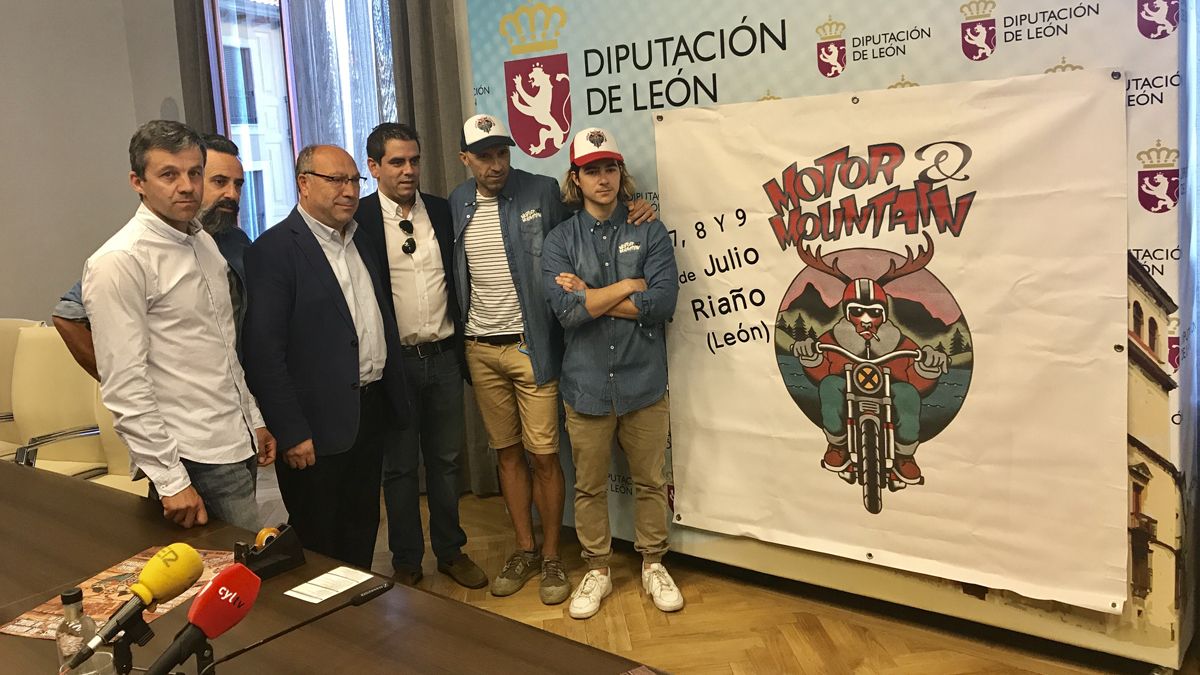 Los organizadores, con el diputado Genaro Martínez y el alcalde de Riaño, Fernando Moreno. | S.M.