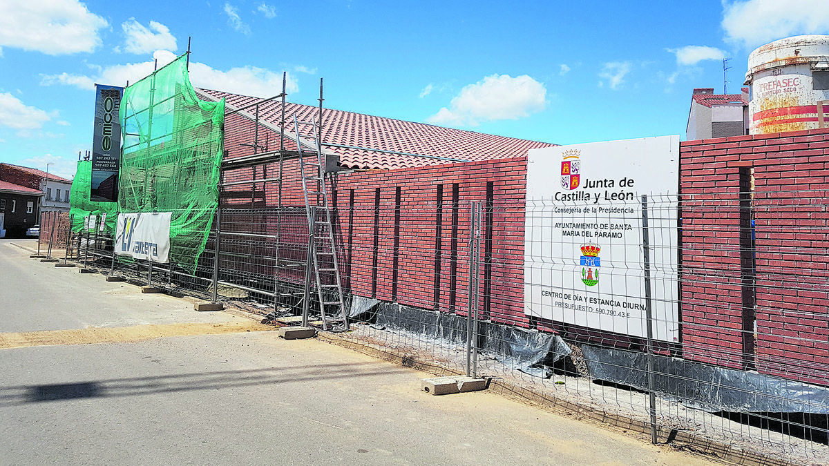 Las obras del futuro Centro de Día de Santa María del Páramo. | T.G.