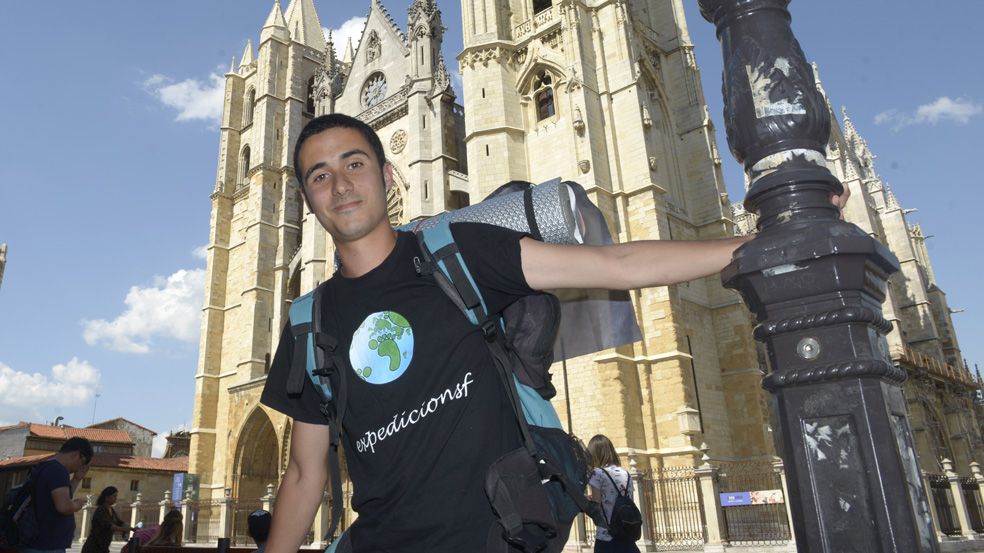 Óscar llegó este miércoles a León en su segundo Camino de Santiago. | MAURICIO PEÑA Óscar llegó este miércoles a León en su segundo Camino de Santiago. | MAURICIO PEÑA