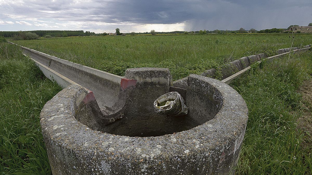 Las acequias que dependen de Barrios de Luna corren peligro de no tener agua en poco más de un mes. | MAURICIO PEÑA