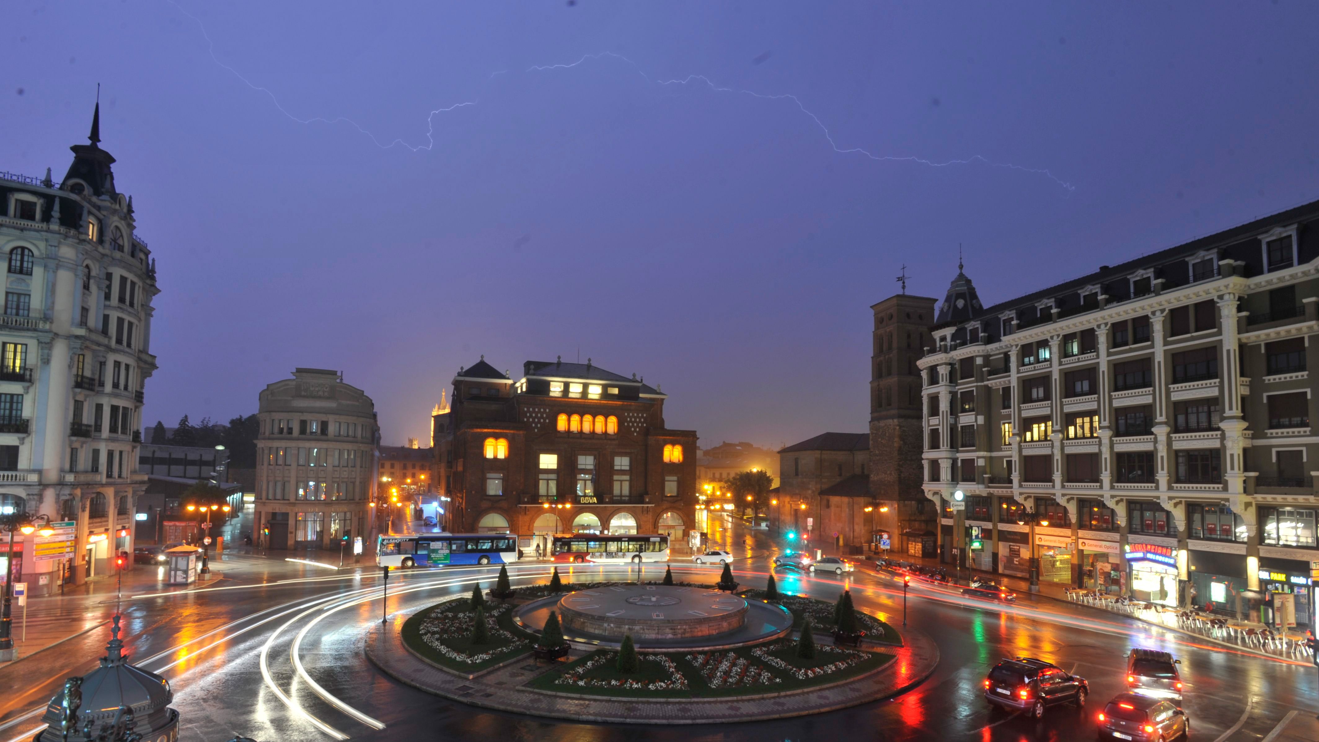 Imagen de archivo de una tormenta descargando en la capital leonesa. | DANIEL MARTÍN