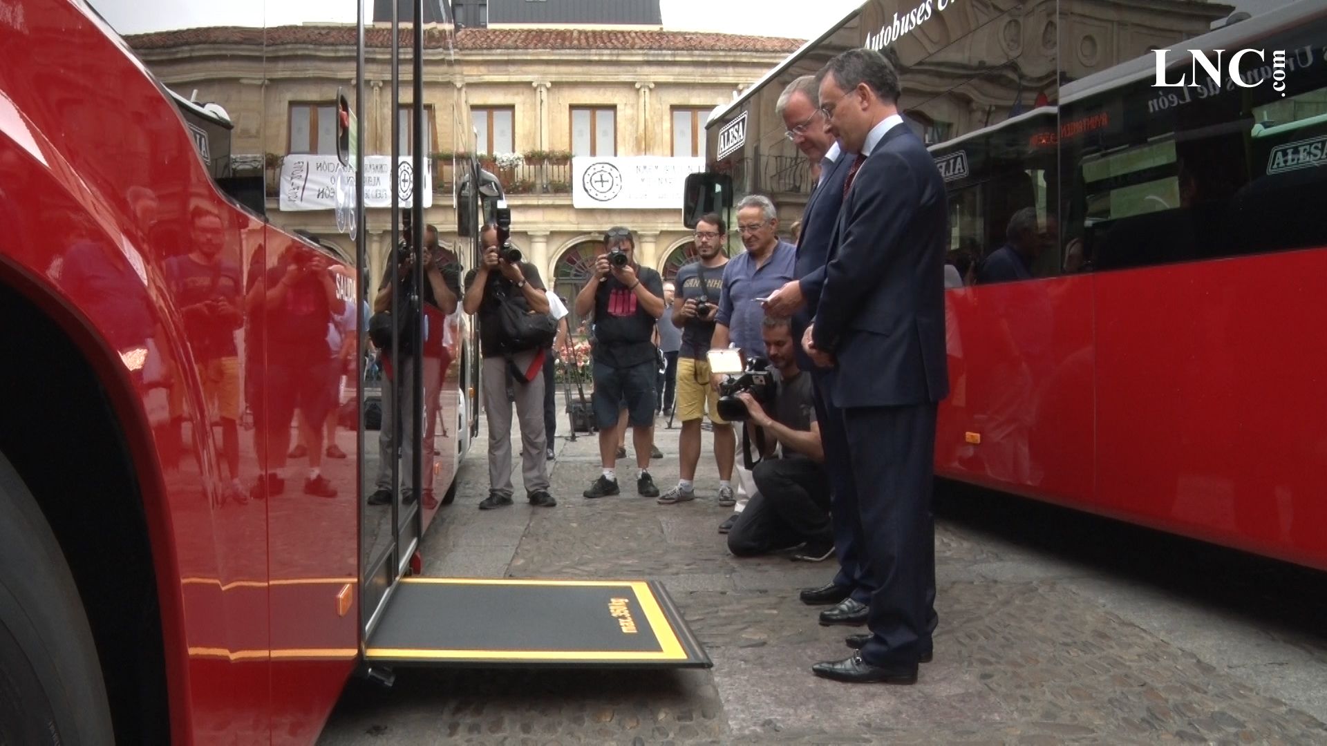 frame-6autobus.jpg frame-6autobus.jpg
