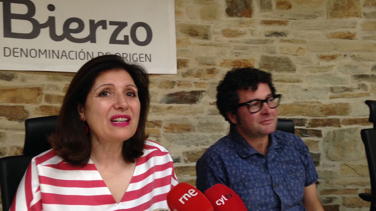 Presentación de la nueva zonificación con la presidenta de la DO y el vocal Misericordia Bello y Ricardo Pérez. 1 M.I.
