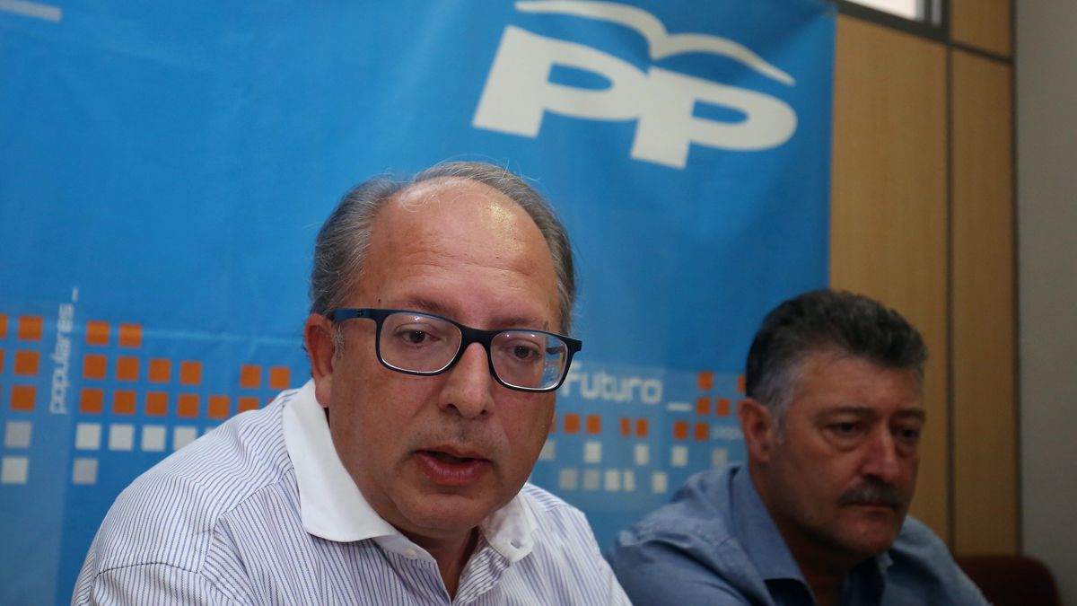 Fernández y Calvo exponiendo su contrariedad con el partido de la oposición.