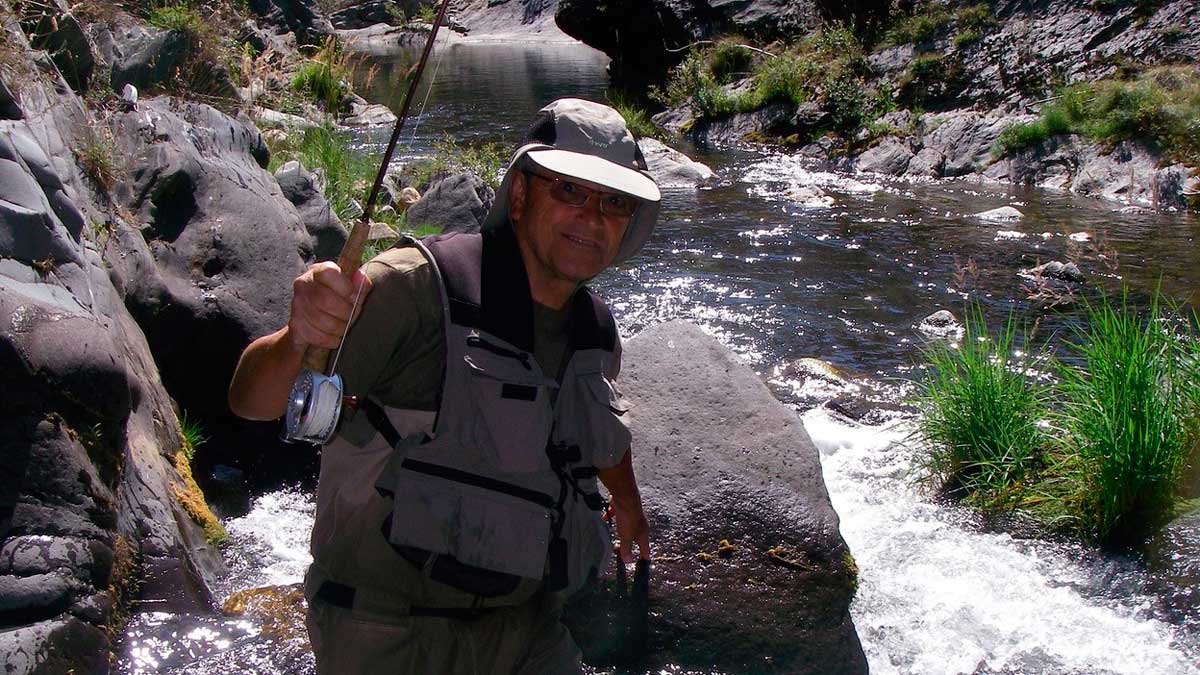Un pescador, en un río de alta montaña. | RODRIGO PRADO NÚÑEZ