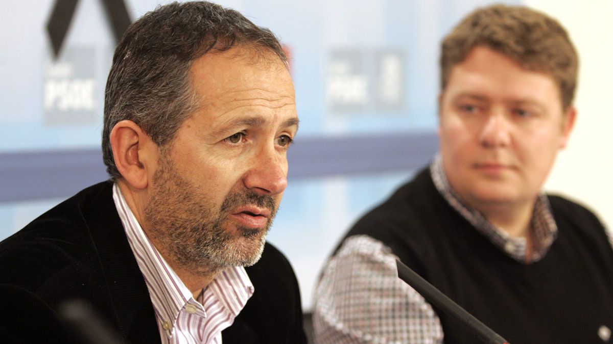Joaquín Llamas y Óscar Álvarez, en la sede del PSOE leonés. | ICAL Joaquín Llamas y Óscar Álvarez, en la sede del PSOE leonés. | ICAL