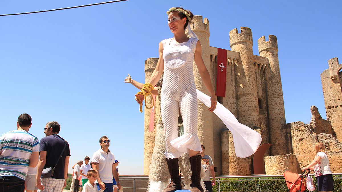 Una edición pasada del Mercado Medieval junto al castillo coyantino. | L.N.C.