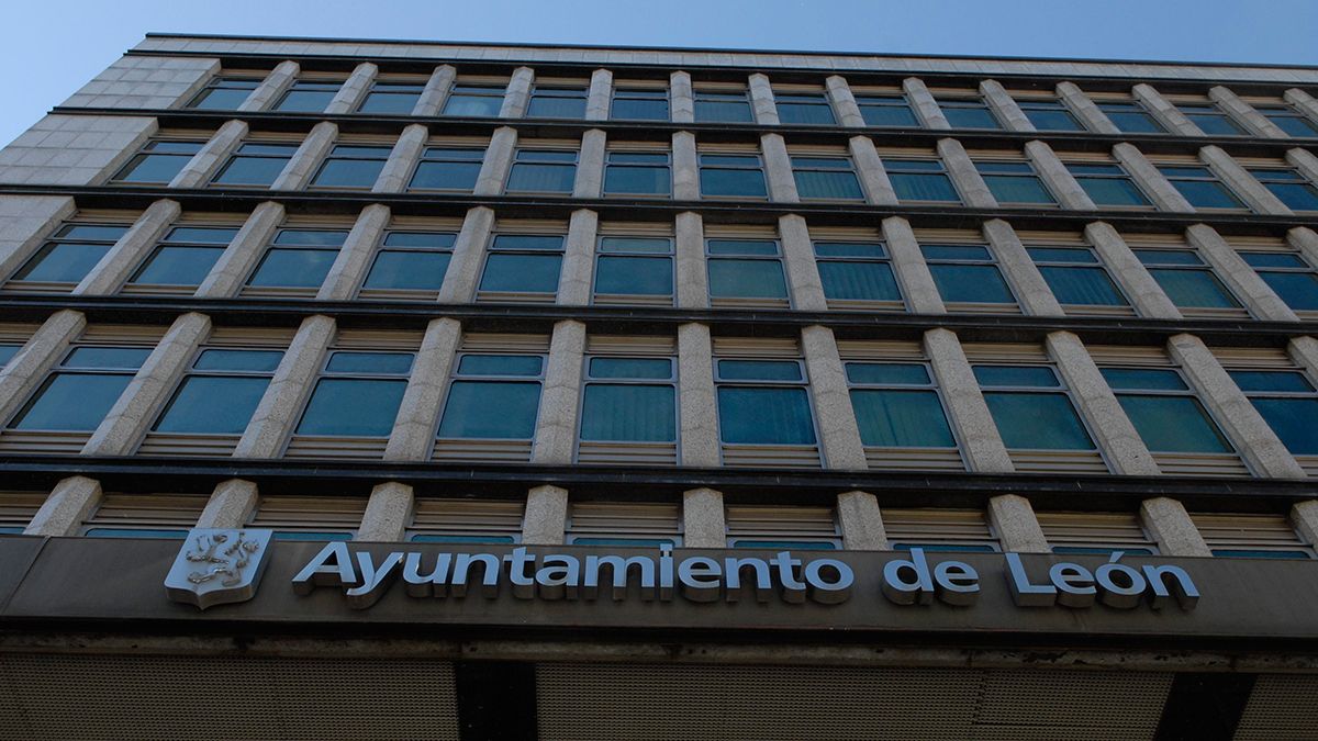 Fachada del Ayuntamiento de León. Fachada del Ayuntamiento de León.