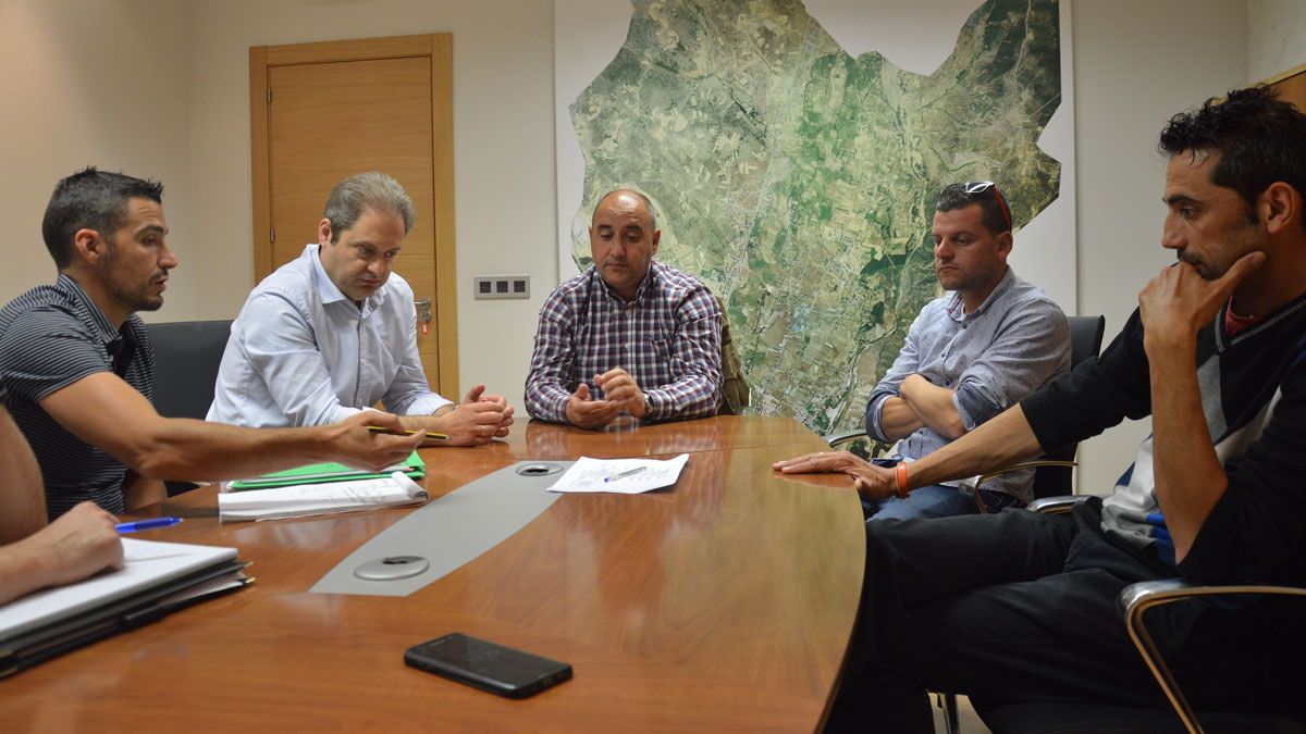 Reunión de los concejales con el presidente de la Junta Vecinal. | L.N.C.