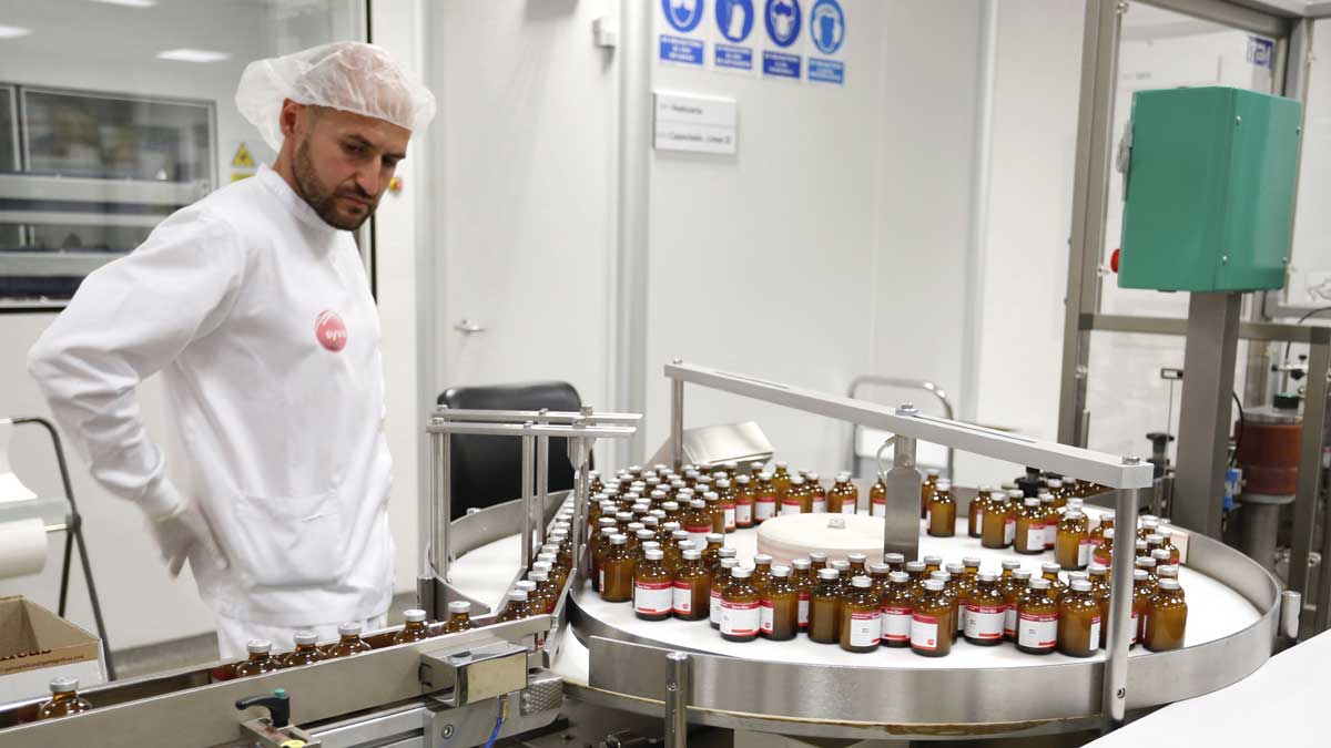 Un operario en tareas de control en una línea de producción. | L.N.C.