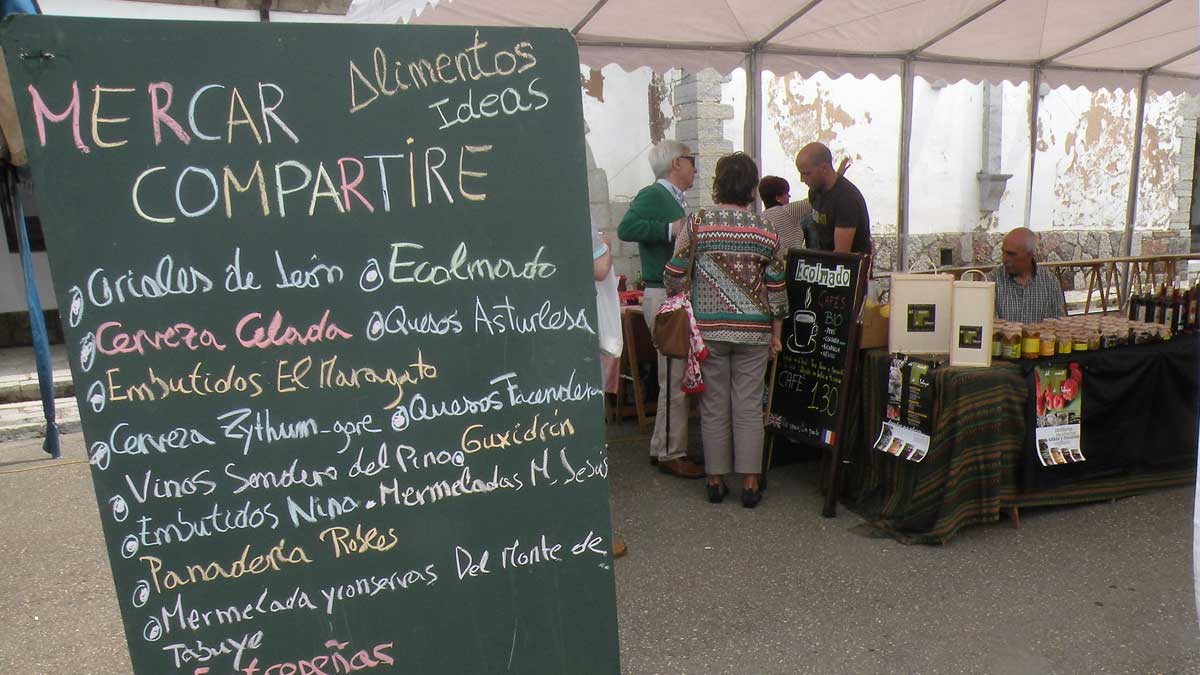 Detalle del mercado celebrado en Villamanín el pasado año. | E. NIÑO