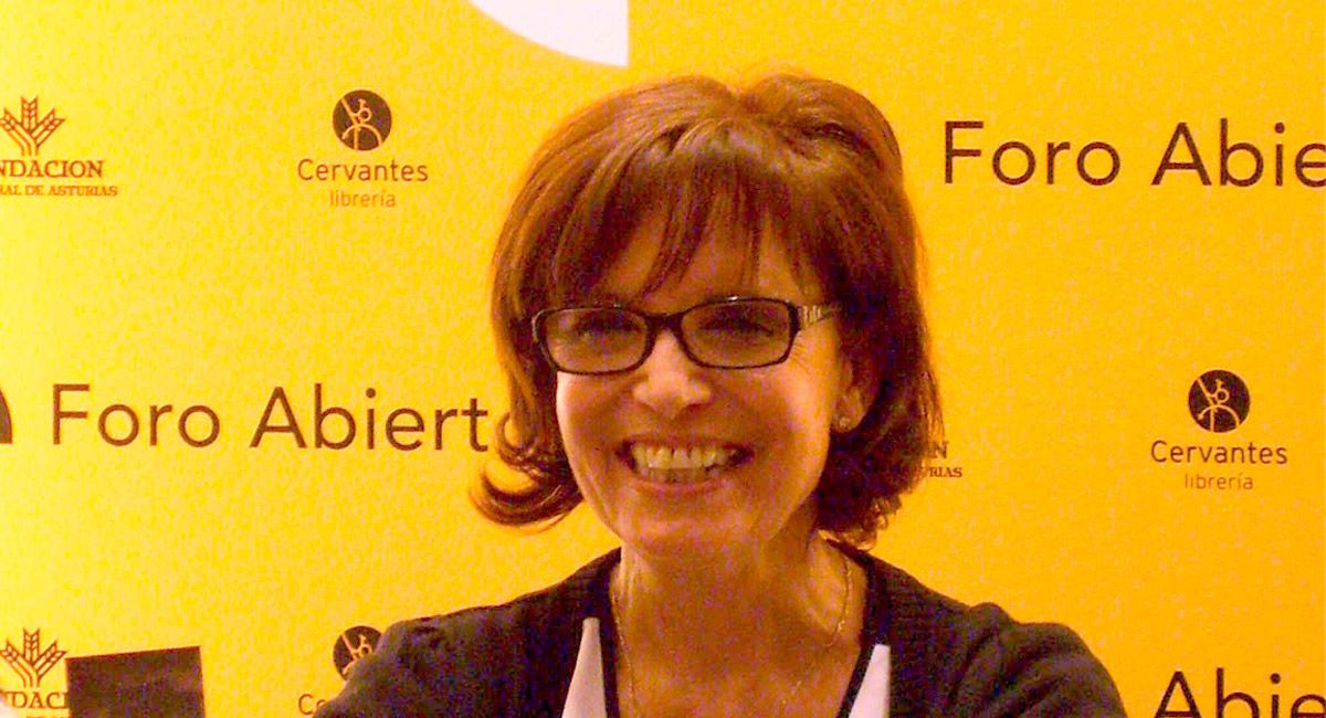 La escritora vallisoletana afincada en León, Felicitas Rebaque, presenta su nueva publicación en el Hotel Quindós.