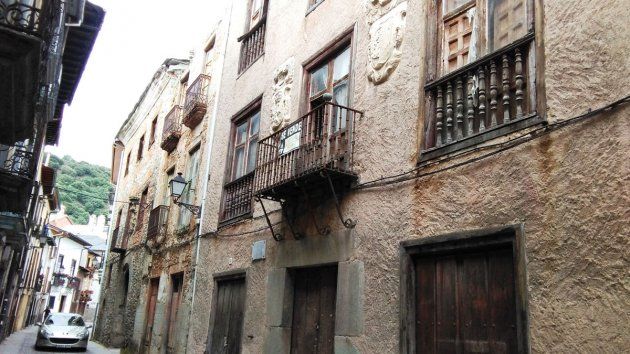La fachada principal de la casa de Gil y Carrasco da a la Calle del Agua, paso obligado de los peregrinos que hacen el Camino de Santiago. | D.M.