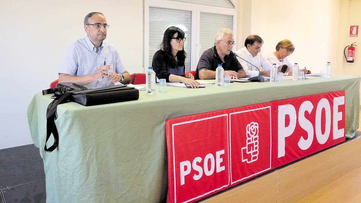 Imagen de archivo de un congreso del PSOE celebrado en el Ayuntamiento de Valdefresno. | DANIEL MARTÍN