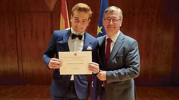 El secretario de Estado de Educación, Marcial Marín, entregando a Juanjo Muela Cascallana el premio Nacional. | L.N.C.
