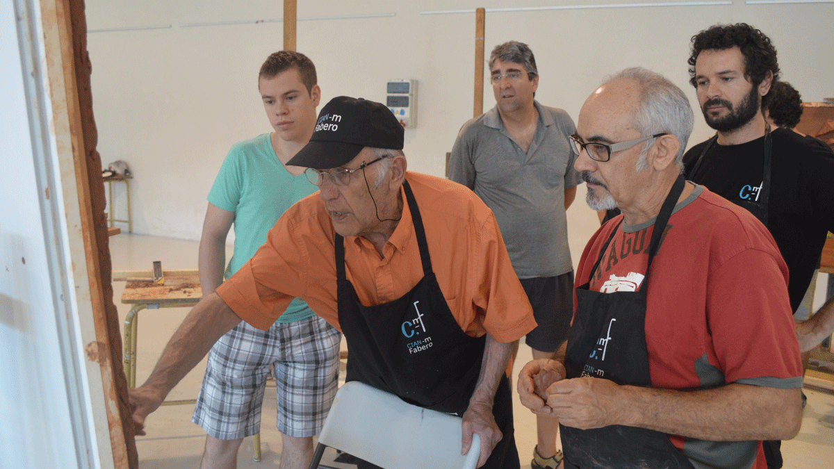 El escultor Julio López Hernández, durante su taller del pasado año. | D.M.