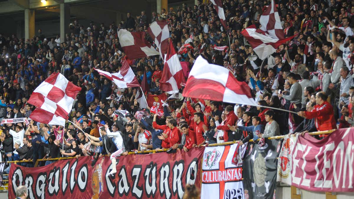 Un partido de la Cultural Leonesa este año en el Reino de León. | MAURICIO PEÑA