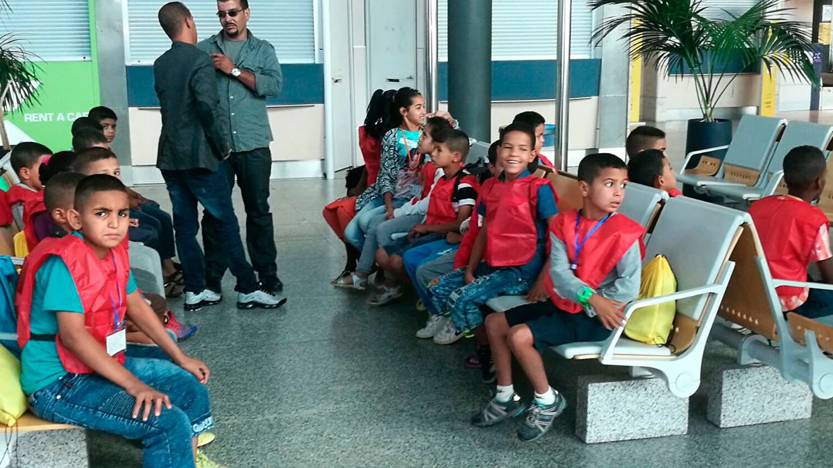 Llegada al aeropuerto de los pequeños que estos días pasan sus vacaciones con familias bercianas. | C.F.