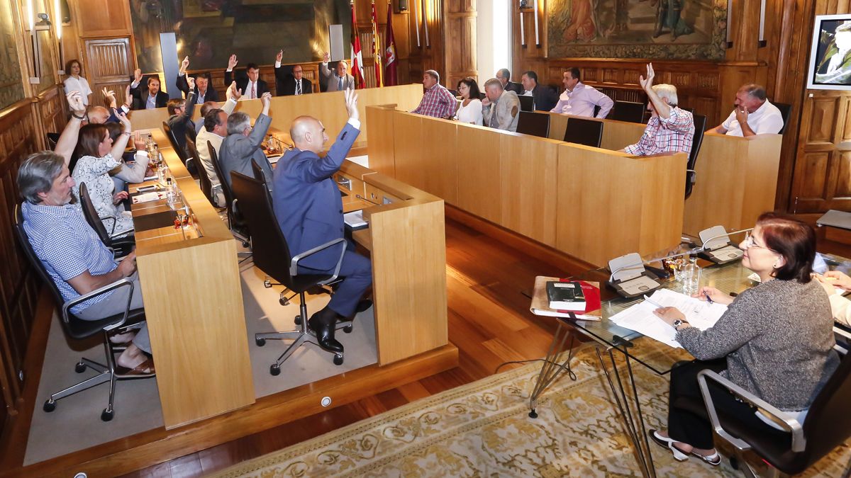 El salón de plenos acogió este lunes una sesión extraordinaria que dio luz verde a la memoria del Sepeis con el apoyo de PP, UPL, Cs y CB, el 'no' de En Común y la abstención de PSOE. | ICAL