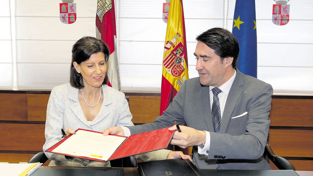 Elena Gómez y Juan Carlos Suárez-Quiñones firmaron el convenio. | ICAL