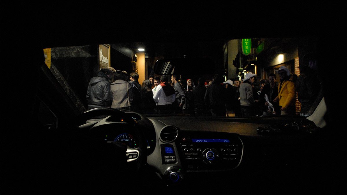 Un vehículo policial de patrulla nocturna por León. | MAURICIO PEÑA