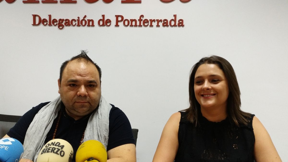 Felipe Álvarez y la encargada de comunicación de Cosmos, Vetania López, en rueda de prensa . | MAR IGLESIAS