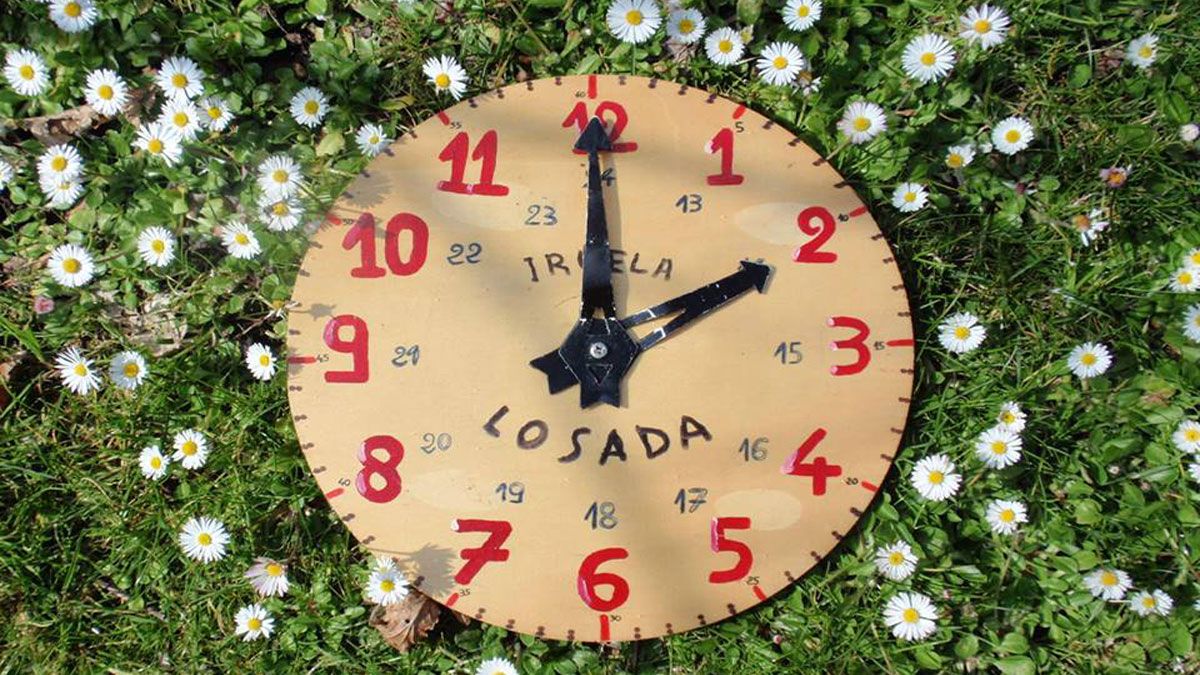 Reloj de Losada con su pueblo, Iruela. | JOSÉ MANUEL MARTÍNEZ ROMÁN