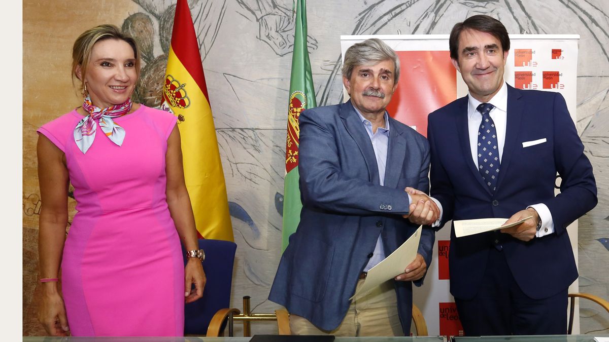 Victoria Seco, Francisco García Marín y Juan Carlos Suárez-Quiñones y Vicente Matellán, este martes en la ULE. | ICAL
