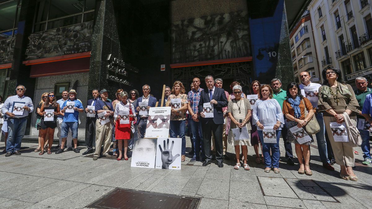 Acto convocado frente a la sede del Ayuntamiento de León para la lectura de un manifiesto en memoria de Miguel Ángel Blanco. | ICAL