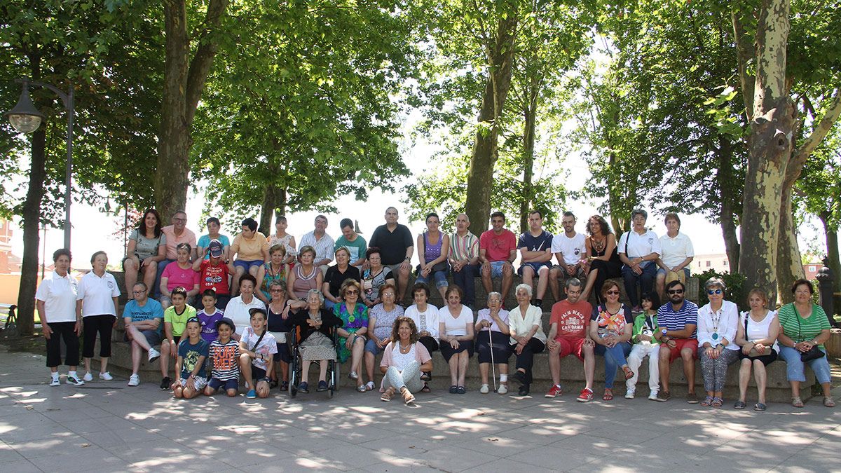 Participantes en la Jornada de Integración llevada este martes a cabo en el Jardín de los Patos de Coyanza. | T.G