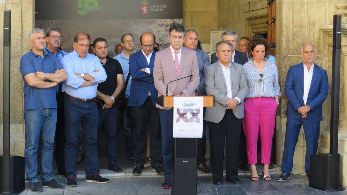 Diputados de la Corporación provincial y trabajadores del Palacio de los Guzmanes rindieron este miércoles homenaje a Miguel Ángel Blanco.