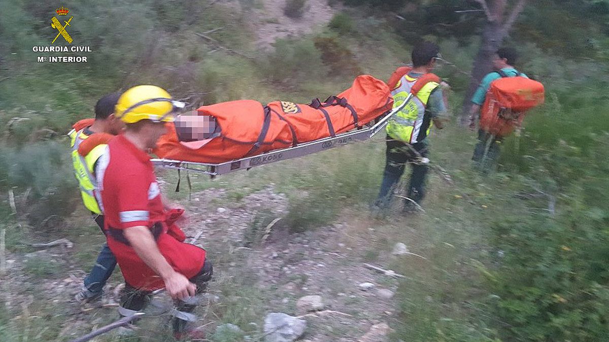 La mujer fue trasladada en camilla durante dos kilómetros. La mujer fue trasladada en camilla durante dos kilómetros.