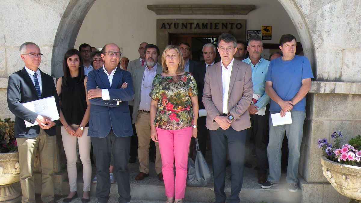 Pilar del Olmo –en el centro– junto a Martínez Majo y los alcaldes minutos antes de iniciar la reunión.