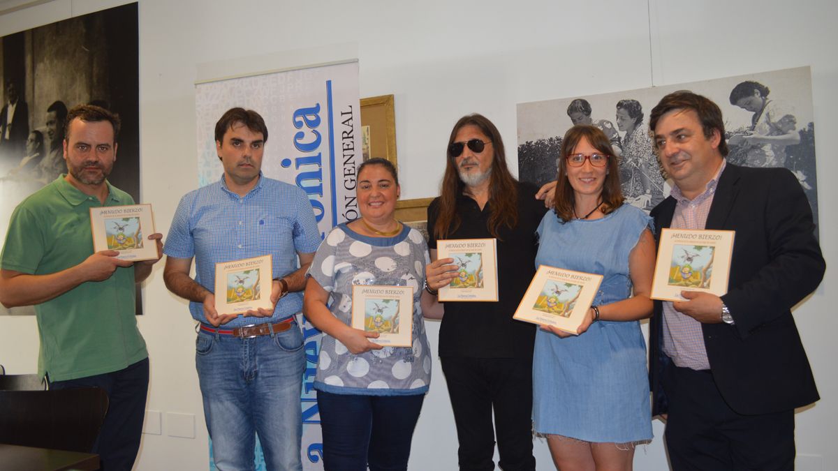Los autores acompañados por el alcalde de Cacabelos, la directora del MARCA y directivos de  La Nueva Crónica con el nuevo libro entre manos. | MAR IGLESIAS
