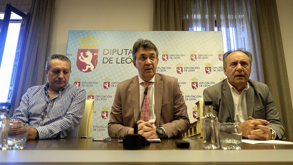El presidente de la Diputación presentó ayer las actividades con el diputado de Cultura y el responsable del ILC. | D. MARTÍN