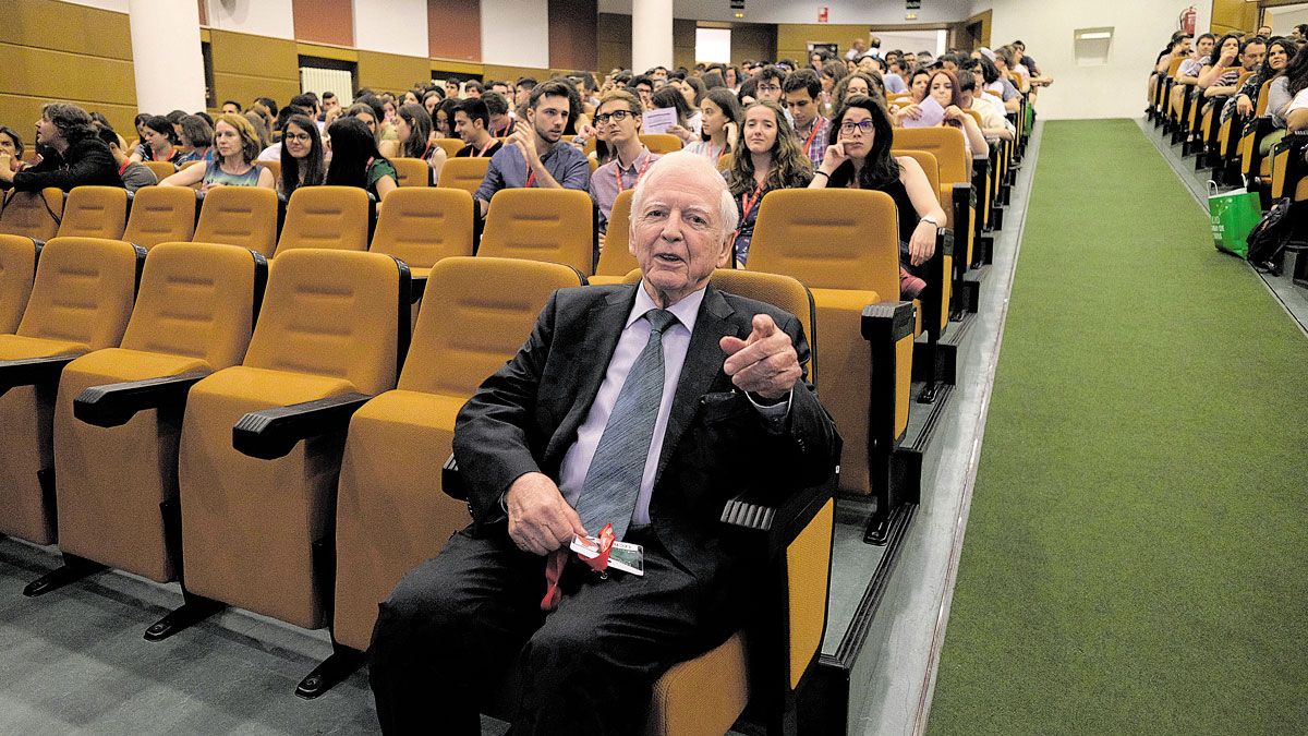 El premio Nobel de Medicina Harald zur Hausen, este miércoles antes de su intervención. | DANIEL MARTÍN