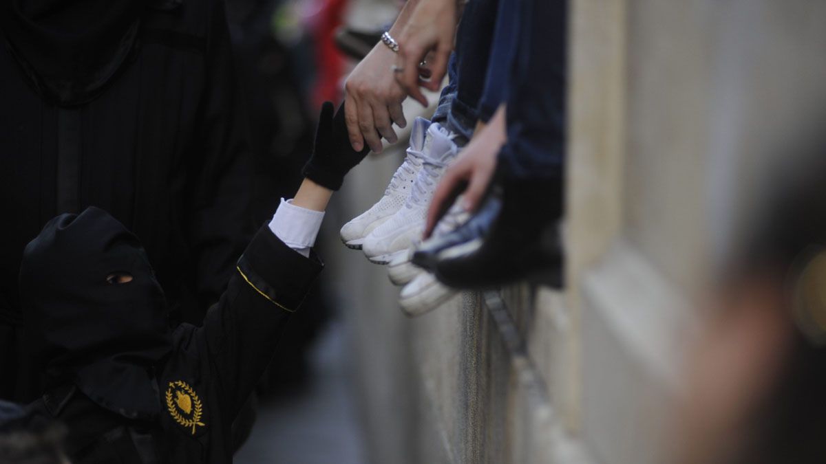 Un niño participa en una procesión de la Semana Santa de León. | DANIEL MARTÍN