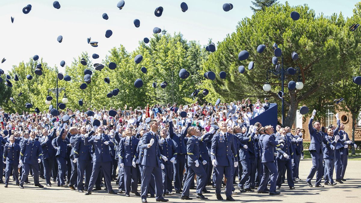 219 sargentos recibieron este jueves sus reales despachos, en un acto presidido por la ministra de Defensa. | CAMPILLO (ICAL)