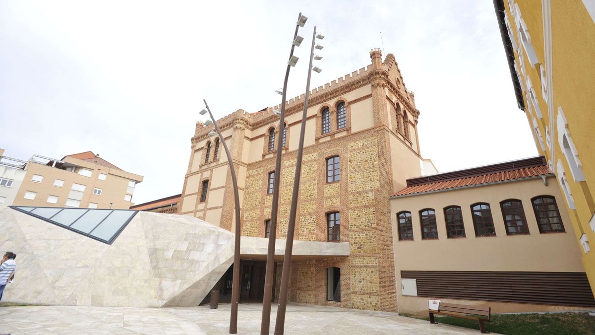 Vista exterior del edificio Araú, en Trobajo del Camino. | DANIEL MARTÍN