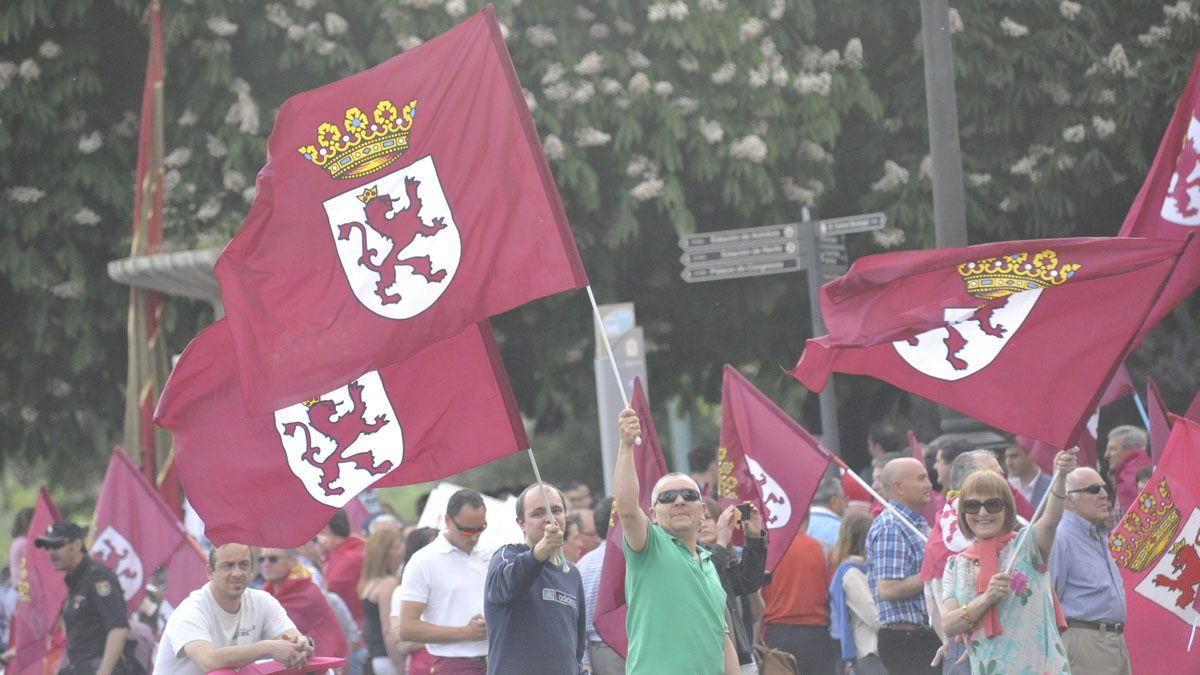 Imagen de una manifestación leonesista a su paso por la plaza de Guzmán en una imagen de archivo. | DANIEL MARTÍN