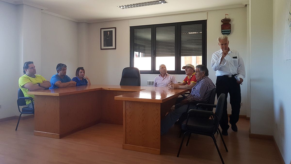 El alcalde de Villanueva, de pie, pidiendo silencio a los agricultores presentes tras levantar la sesión plenaria. | T.G.