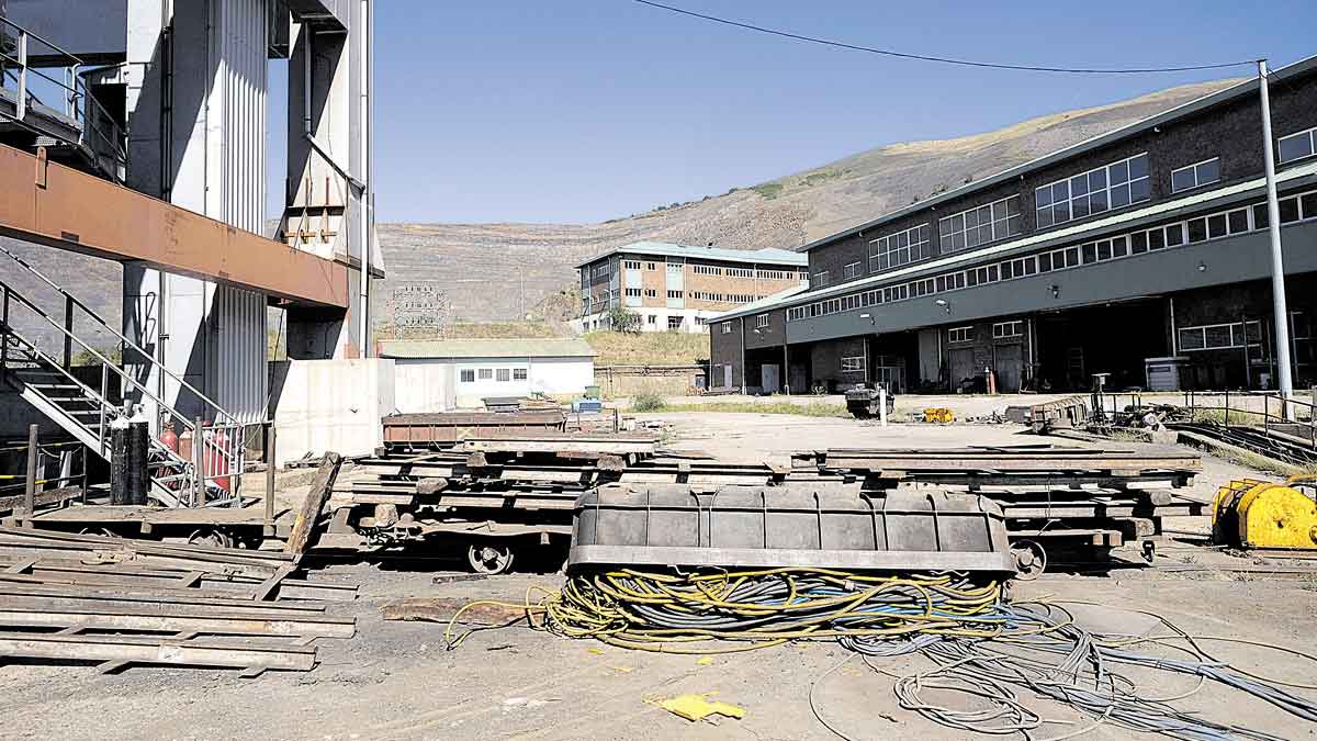 Chatarra amontonada en las instalaciones del Pozo Aurelio de Santa Lucía. | DANIEL MARTÍN